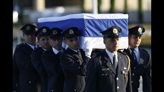 Members of the Knesset guard carry the coffin of former Israeli President Shimon Peres at the Knesset, Israel's Parliament, in Jerusalem, Thursday, Sept. 29, 2016. Peres died early Wednesday from complications from a stroke. He was 93. (AP Photo/Ariel Schalit)